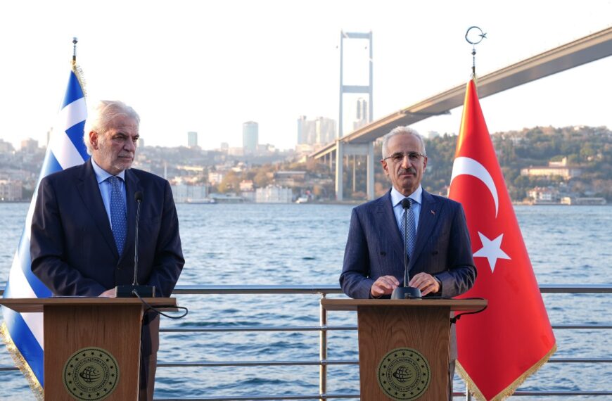 Denizcilik Bakanı Stiliyanidis Türk mevkidaşı Uraloğlu, ile görüştü