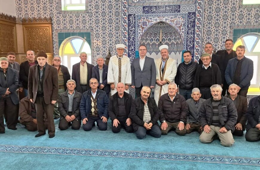 Başkonsolos Ünal Cuma Namazını Bıyıklıköy’de kıldı…