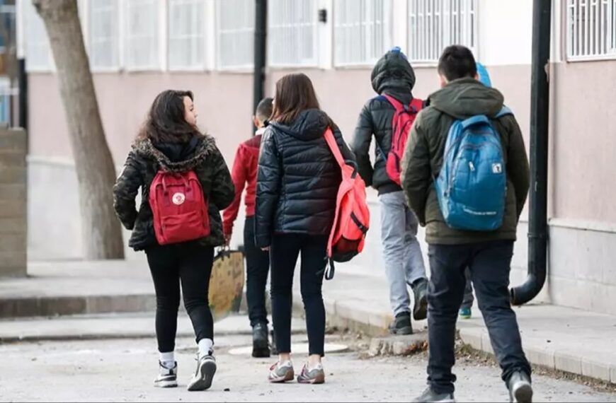 Deprem nedeniyle Midilli’deki bazı okullarda eğitime bir gün ara verildi