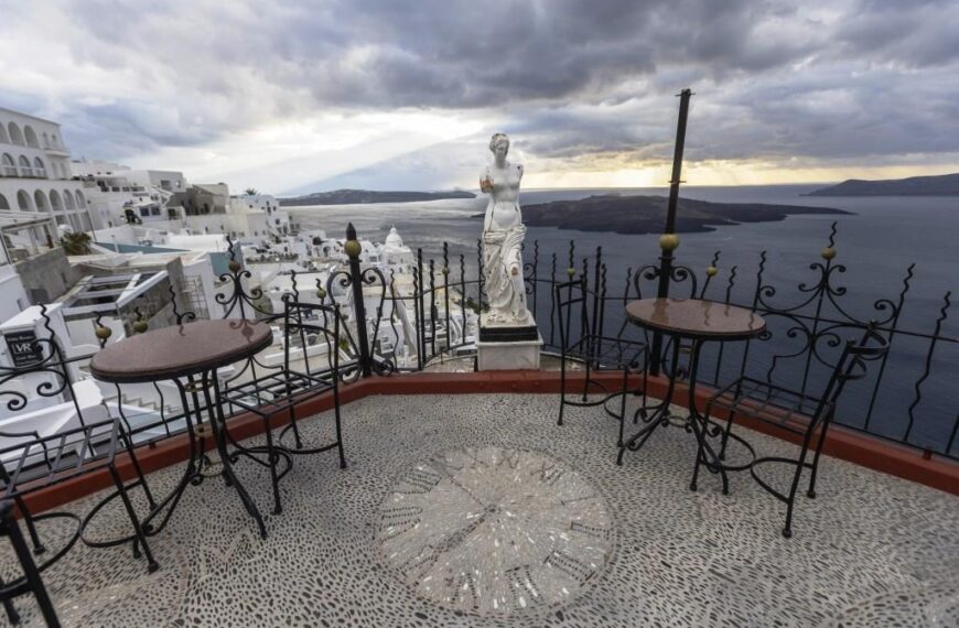 Turizm merkezi Santorini, hayalet kenti anımsatıyor