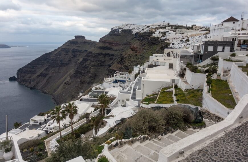 Santorini’de heyelan riski!