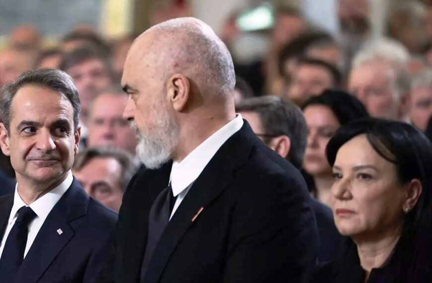 Başbakan Miçotakis Arnavutluk Kilisesi Başpiskoposu’nun cenaze törenine katıldı
