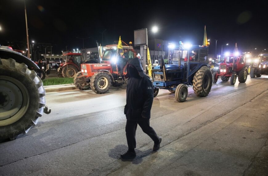 Çiftçiler Selanik’te traktörleriyle eylem yaptı