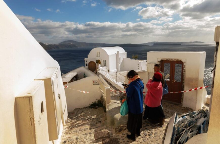 9 bin kişi Santorini Adası’nı terk etti!