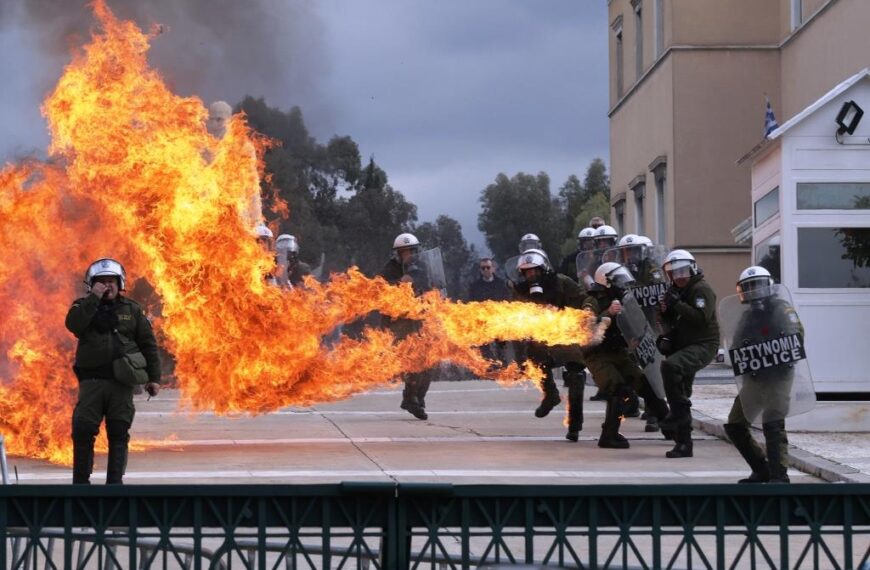 Tempi için düzenlenen gösterilerde polis ve protestocular arasında arbede çıktı