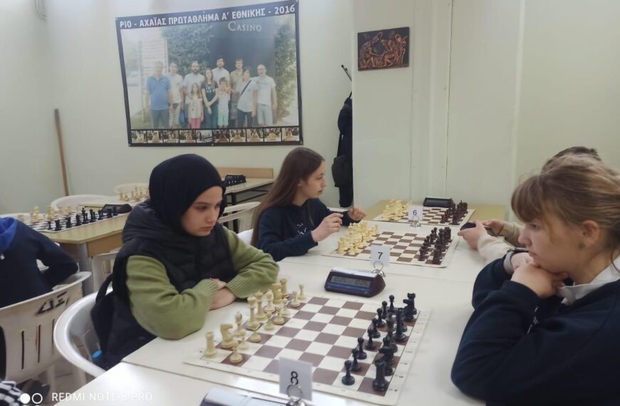 İskeçe Azınlık Lisesi satranç turnuvasında üçüncülük kupasını kazandı