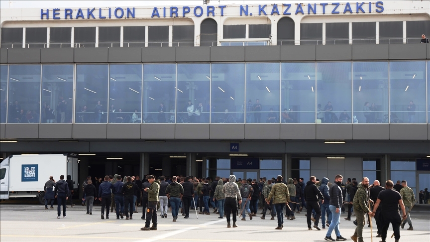 Girit’li çiftçiler hava trafiğini aksattı!