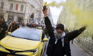 Atina’daki taksicilerden hükümete protesto