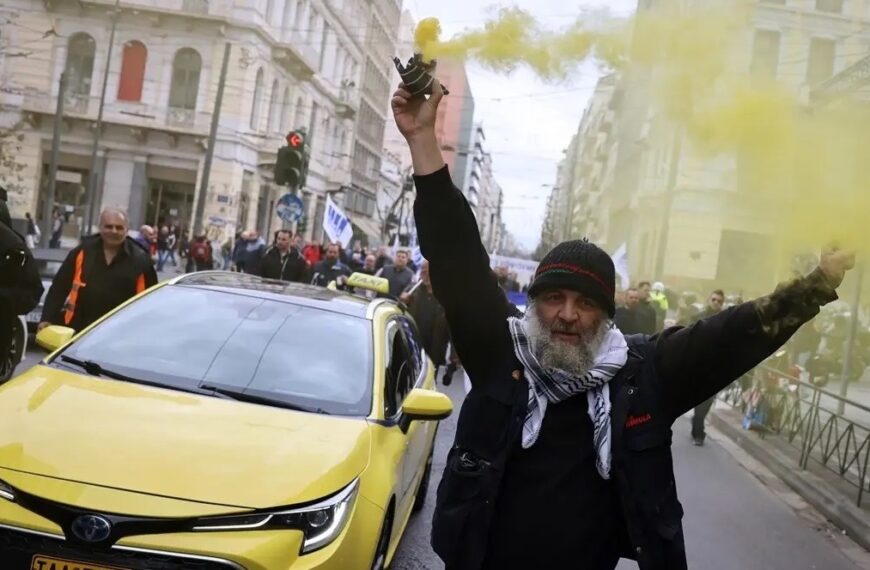 Atina’daki taksicilerden hükümete protesto